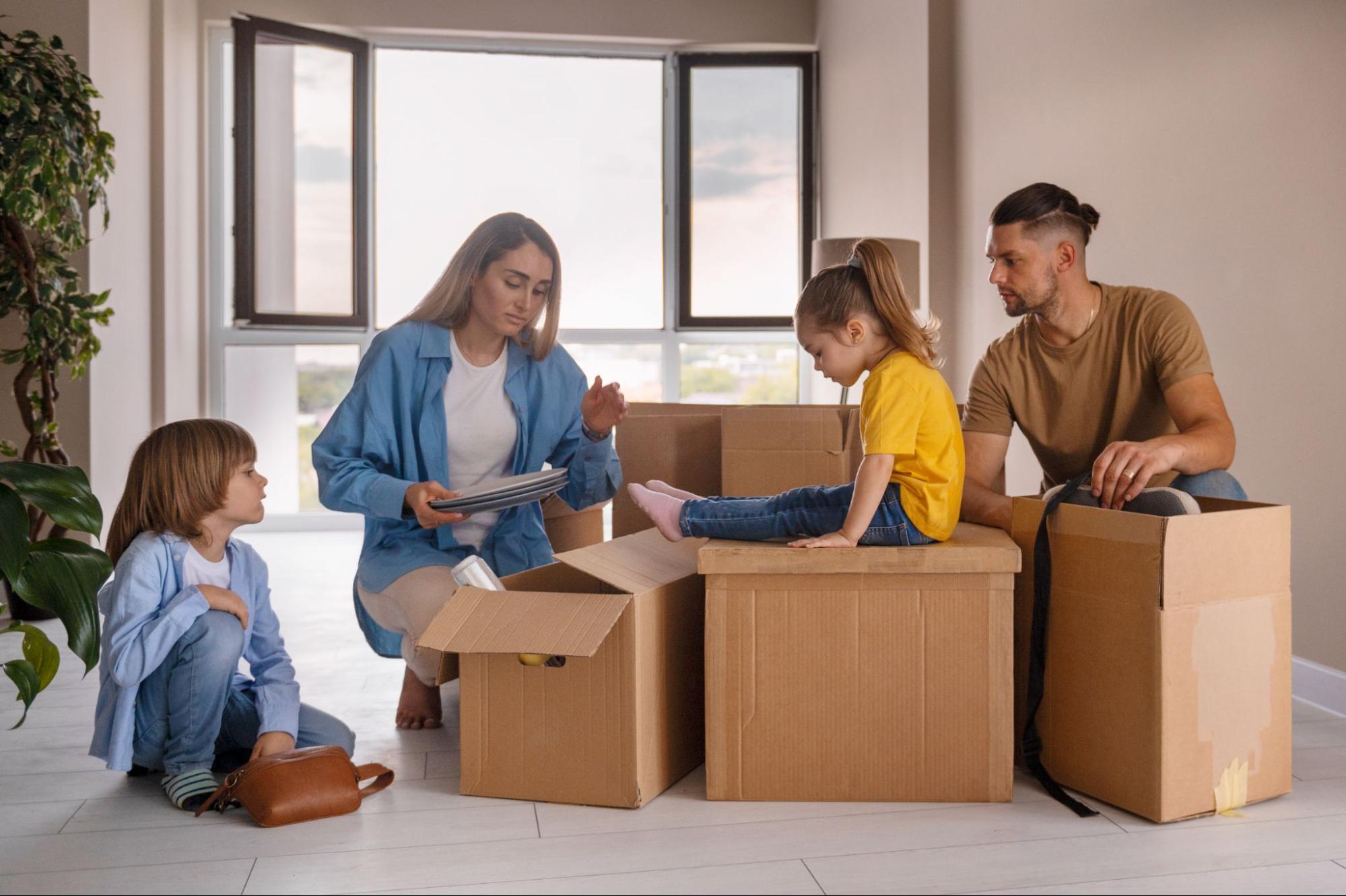 Una familia se está preparando para mudarse a otra ciudad con sus hijos