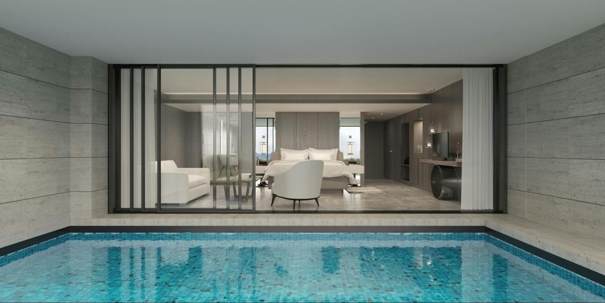 Una habitación con acceso directo a la piscina climatizada interior